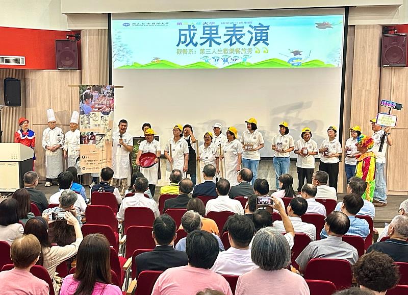 114學年度暨大第三人生大學結業式暨成果展，學員融合觀光餐旅魅力的「第三人生歡樂餐旅秀」。