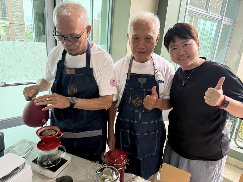 海山社區發展咖啡計畫,除了經濟效益之外,參與長輩(左1)因為學習手沖咖啡延緩帕金森症病情。