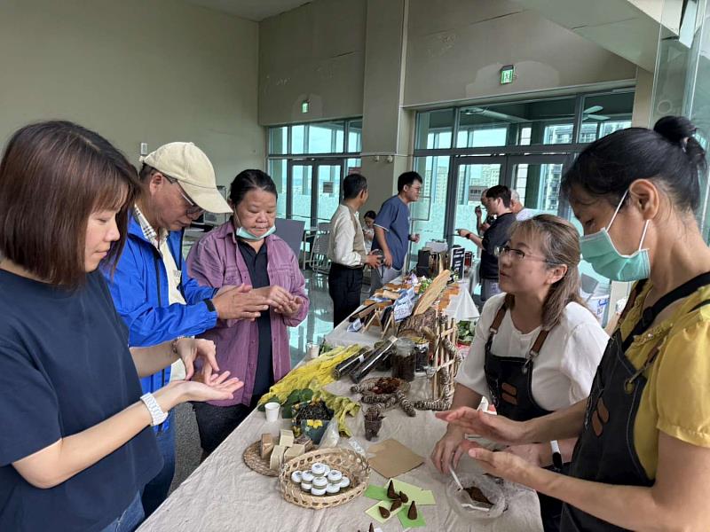 中隘社區發展客家魔法香草體驗,運用社區種植的紫蘇、艾草等製作薰香,放在家裡乾燥過程就可以享受熏香散發的香氣,乾燥後可以點燃驅蚊。
