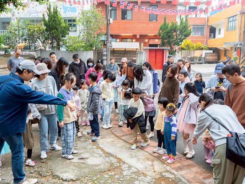 一村粉筆塗鴉活動照一。