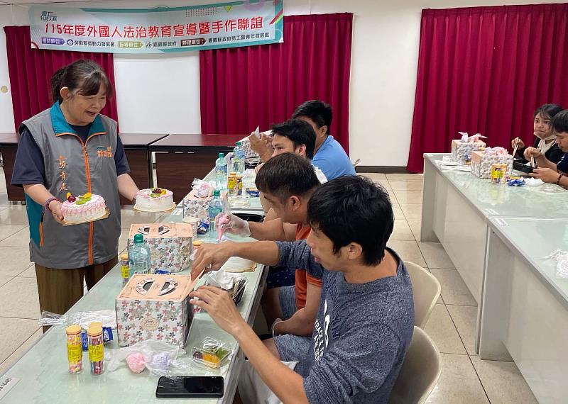 守護移工安全與權益 嘉義縣政府勞青處辦理法治教育與手作聯誼