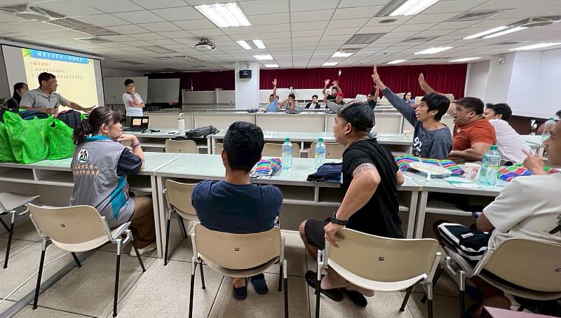 守護移工安全與權益 嘉義縣政府勞青處辦理法治教育與手作聯誼
