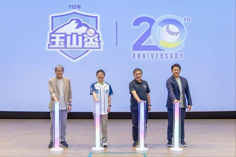 「玉山盃全國青棒錦標賽」第20屆開幕式，由玉山金控黃男州董事長（左2）、中華棒協林華韋副理事長（右2）、松坂大輔（右）、郭泰源（左）共同出席。（圖/中華棒協提供）