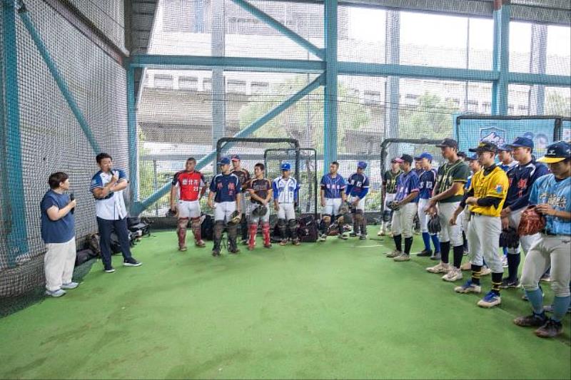 松坂大輔（左2）分享在美、日職棒的實戰經驗，並給予參賽的選手實質的祝福與勉勵，展現臺日棒球交流的美好意義。（圖/中華棒協提供）