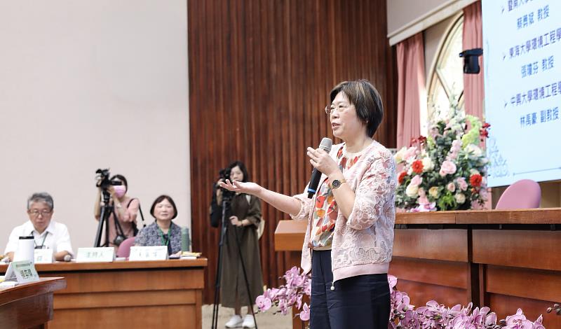 環境部資源循環署署長賴瑩瑩受邀致詞，強調資源循環推動法三讀通過，希望未來能結合產官學力量，讓關鍵資源留在產業鏈中循環利用。