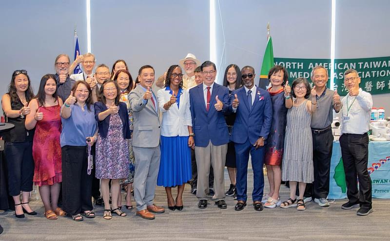 北美洲台灣人醫師協會義診團17人獲克國政要隆重歡迎。