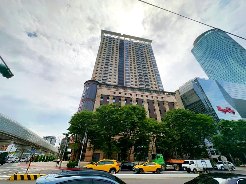 永慶統計近一年永慶房仲網上新北市熱門高價住宅社區,位於板橋區的「東方富域」點閱率位居第1。
