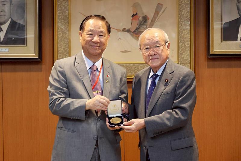 救國團葛永光主任與日本自民黨幹事長鈴木俊一合影。