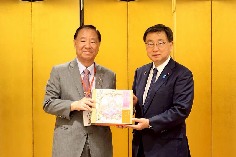 救國團葛永光主任與日本自民黨組織運動本部長松野博一合影。