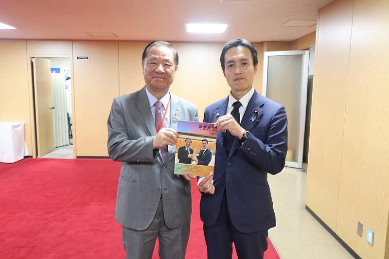 救國團葛永光主任與日本自民黨青年局局長平沼正二郎合影。