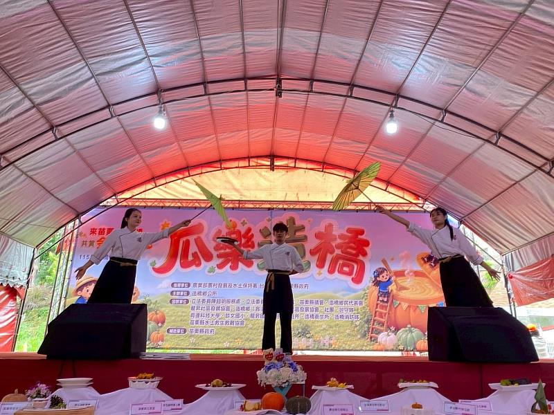 展演當天則由餐旅經營系越南籍學生擔綱演出,在阮明珠老師專業指導下,以自信燦爛的笑容與優雅儀態登場。學生們透過流暢整齊的隊形變化、專業俐落的上菜動作以及充滿節奏感的舞台設計,將10道南瓜創意料理逐一道出場。