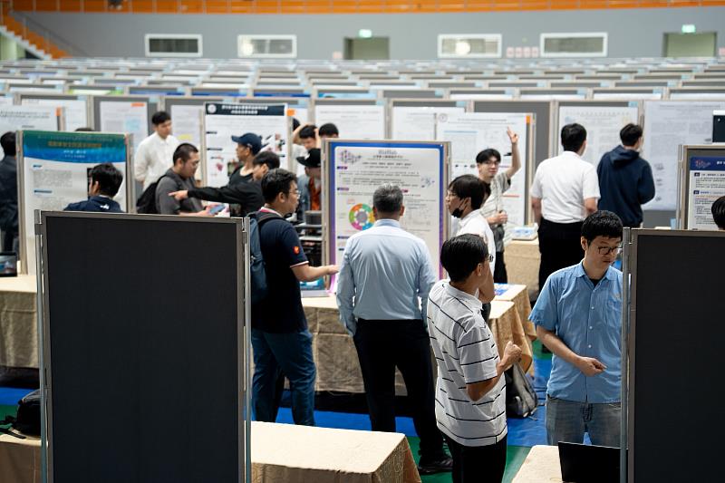台塑企業應用技術研討會的論文與實務作品涵蓋多元面向,與會人員熱烈交流。