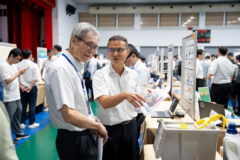台塑企業應用技術研討會的論文與實務作品涵蓋多元面向，與會人員熱烈交流。