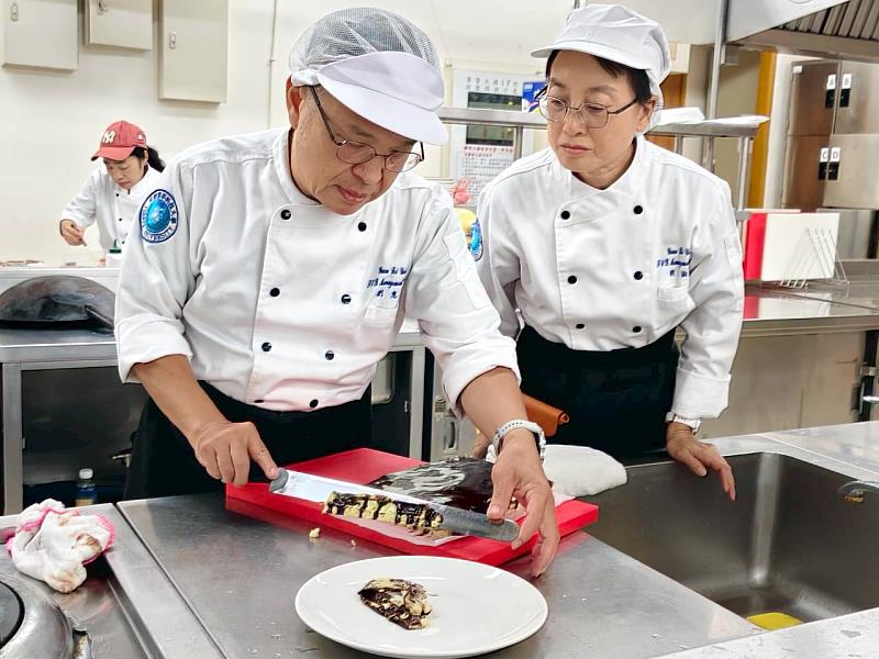 元培餐管系烘焙教室經常看到劉惠安與簡淑賢認真學習、並肩練習的身影。