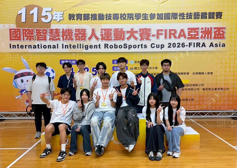 自駕車和機械手臂兩組團隊賽後合照。（圖／淡江大學提供）