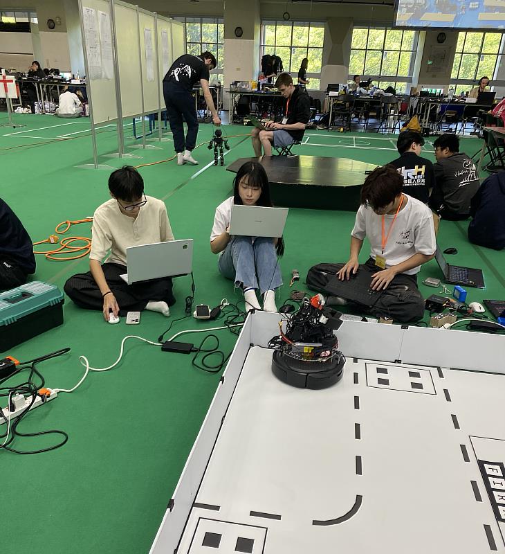 RoboSot 移動機械臂賽。(圖/淡江大學提供)