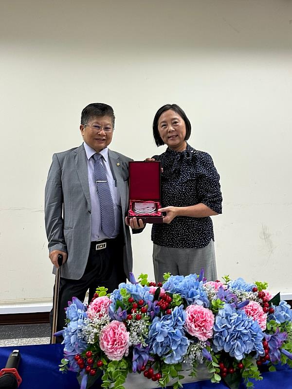 中國醫藥大學中醫藥研究中心主任王陸海教授(左)與香港理工大學中醫藥創新研究中心主任黃文秀教授於研討會中互贈紀念品。
