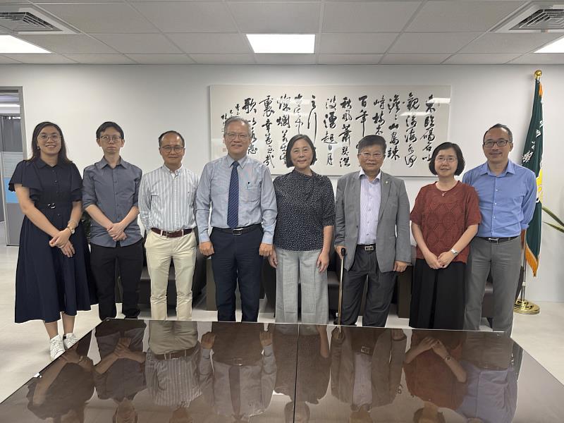 香港理工大學中醫藥創新研究中心參訪團由王陸海教授陪同拜會江安世校長合影。