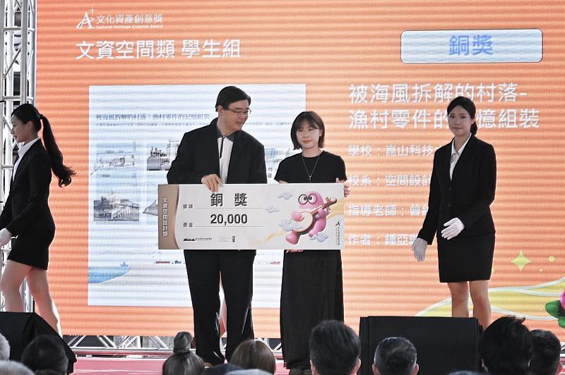 空設系鍾亞璇（右）畢製設計榮獲A+文資獎銅獎，於頒獎典禮領獎。