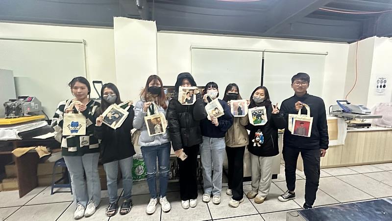 陳文貴（右1）與班上同學一起製作印花商品。