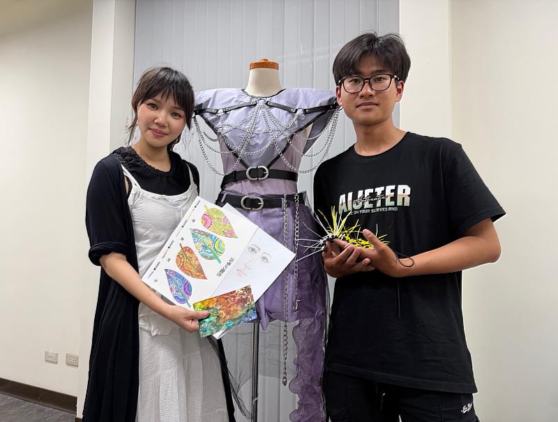 陳文貴（右）與鄭智文老師（左）學習美業技術。