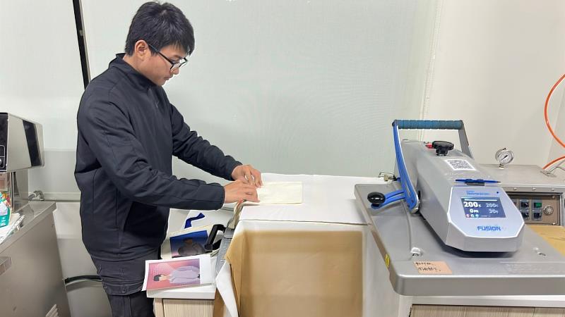 陳文貴利用校內設備學習打樣技術。
