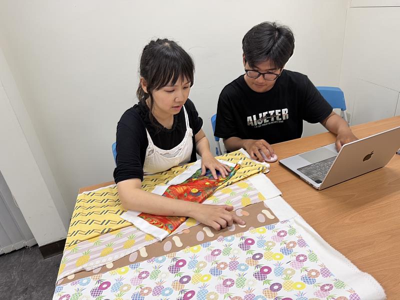 陳文貴（右）與鄭智文老師（左）精進專業技術。