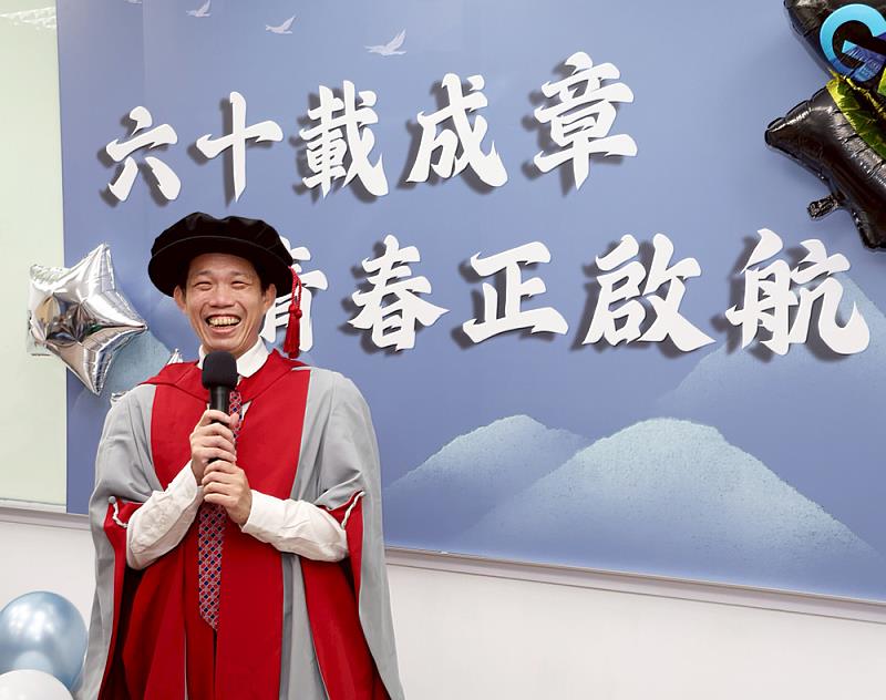 新傳學院郭文平院長致詞勉勵畢業生勇敢追夢，並歡迎大家未來常回新聞系看看，延續華岡情誼。