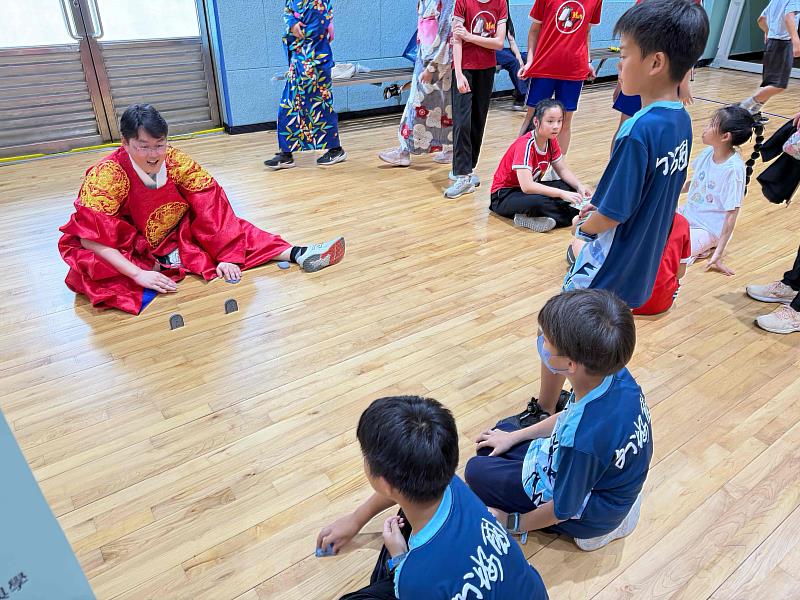 現場學生體驗韓國傳統遊戲打石牌。