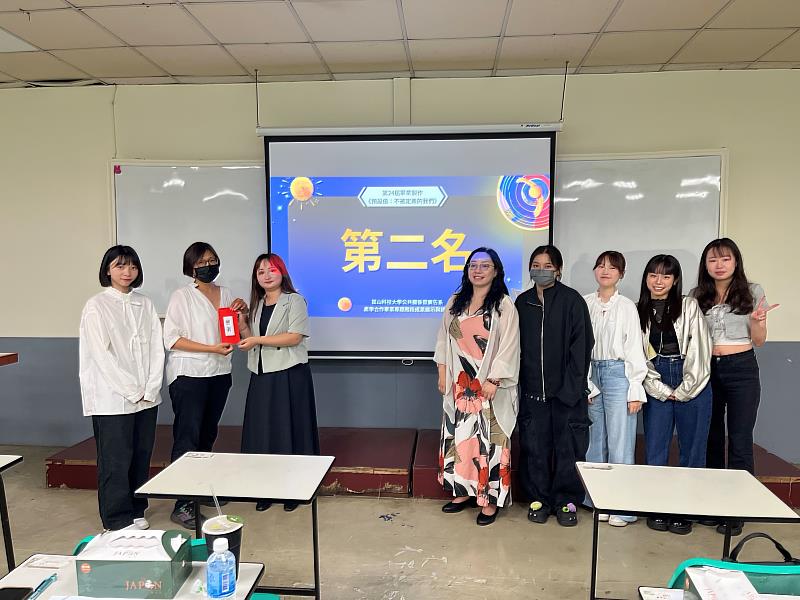 上彩廣告設計負責人葉千平（左2）為「Lemon sugar」團隊頒發第2名，與業主社團專發會何若齊秘書長（右5）共同合影。