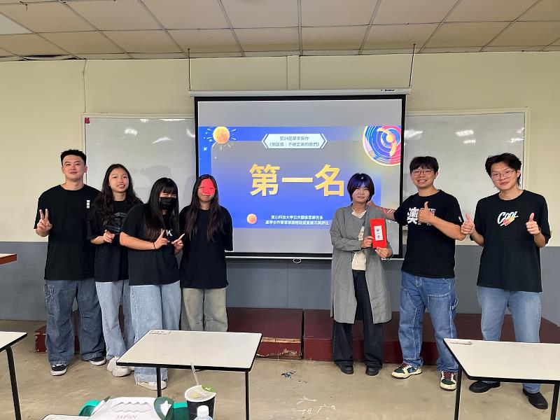 宗易設計有限公司行銷經理謝易珊（右3）頒獎予第1名團隊「紅色工作室」。