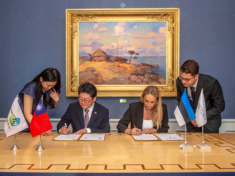 國合會與ESTDEV正式簽署紙本MOU。