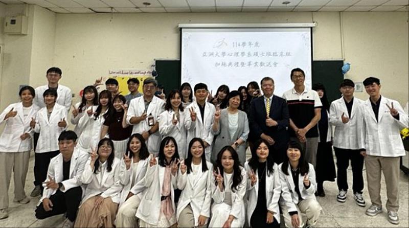 師長與臨床心理組學生大合照。