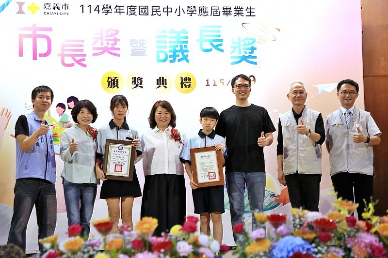 114年市長獎暨議長獎頒獎典禮登場，黃敏惠市長祝福桃城學子自信啟航邁向新里程。
