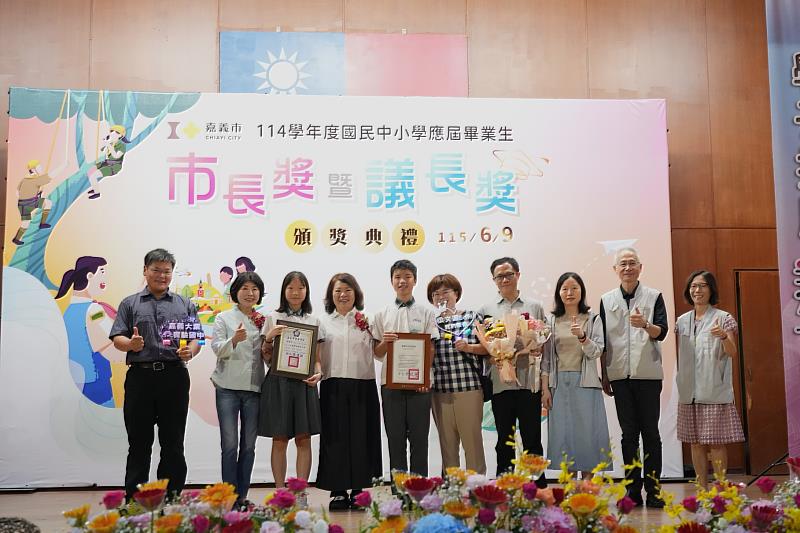 大業實中梁文源同學（右6）。