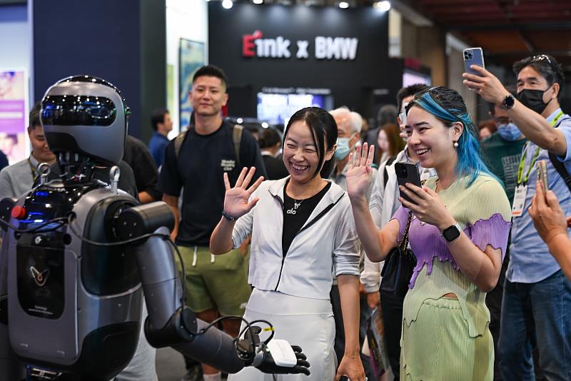 2. COMPUTEX 2026首度設立AI機器人區，集結AI機器人與具身智慧（Embodied AI）創新應用，吸引參觀者熱烈互動體驗。（貿協提供）