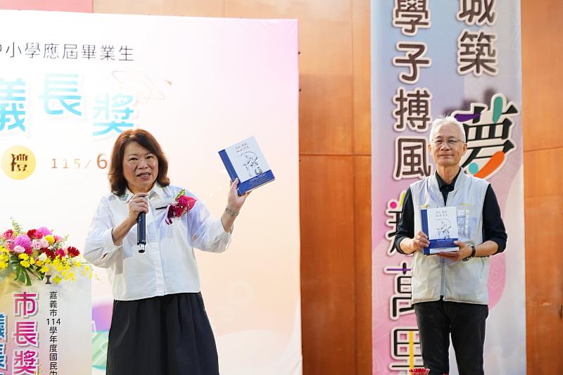 市長介紹贈書，鼓勵學子。