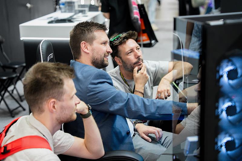 3. COMPUTEX 展會期間，參觀者於展區體驗最新科技應用，呈現 AI 與創新技術的實際落地成果。（貿協提供）