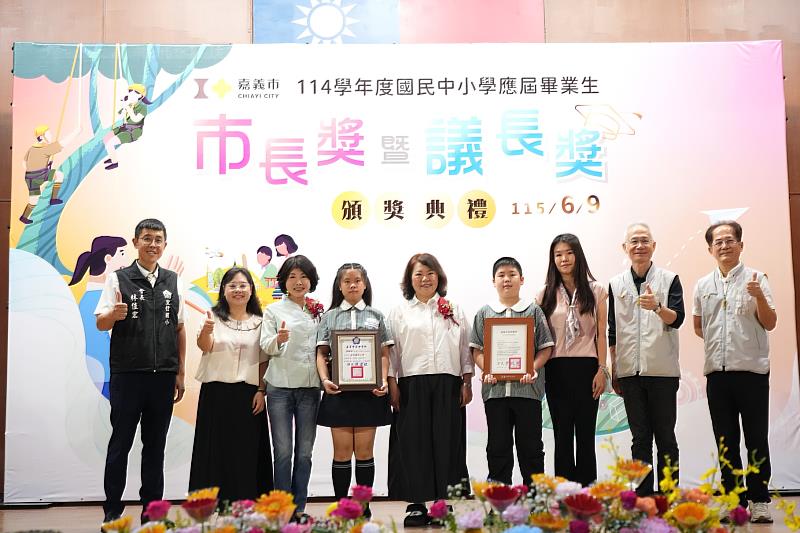 宣信國小市長獎得主鄭永哲同學（右4）。