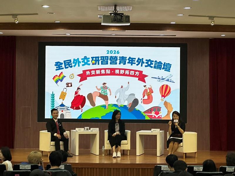 國際青年大使潘俊仁(左)、外交部非政府組織國際事務會胡玉純副參事(左2)、中華民國全國中小企業總會虞歡庭主持人(右)與學員進行綜合座談交流分享。