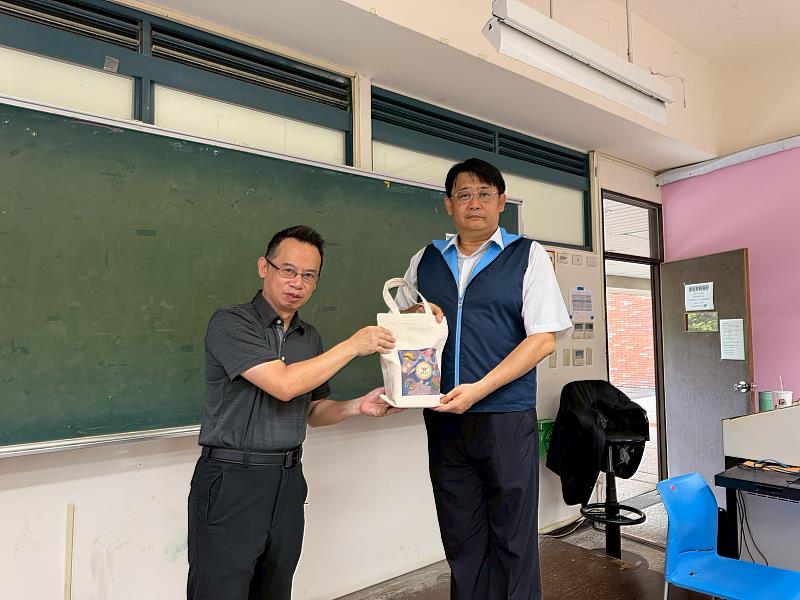 田立德博士（右）接受開南大學研發長張誠信致贈紀念品。