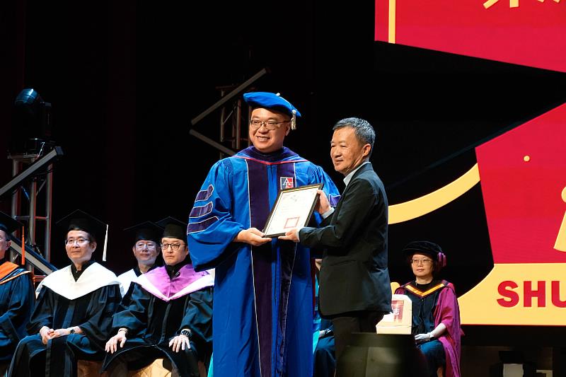 世新大學畢業典禮邀請臺北流行音樂中心董事長梁序倫（右）勉勵畢業生。（世新大學提供）