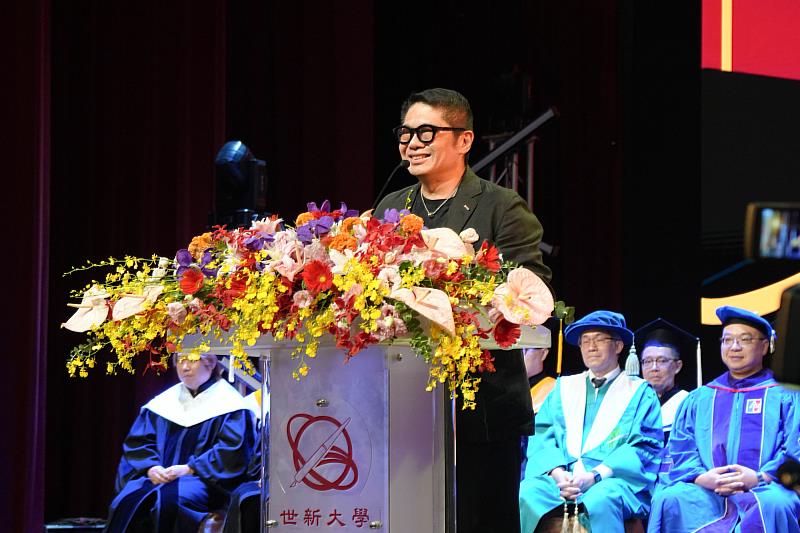 高雄流行音樂中心執行長丁度嵐勉勵世新學弟妹累積專業與信任。（世新大學提供）