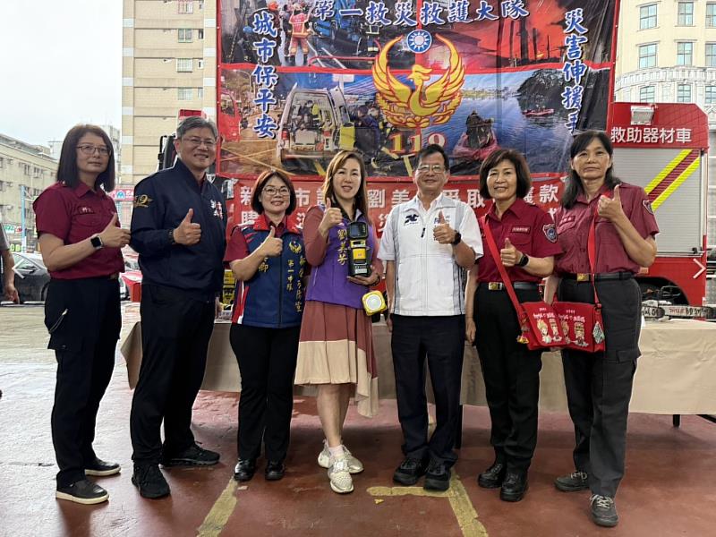 消防局長陳崇岳、劉美芳議員等貴賓合影。