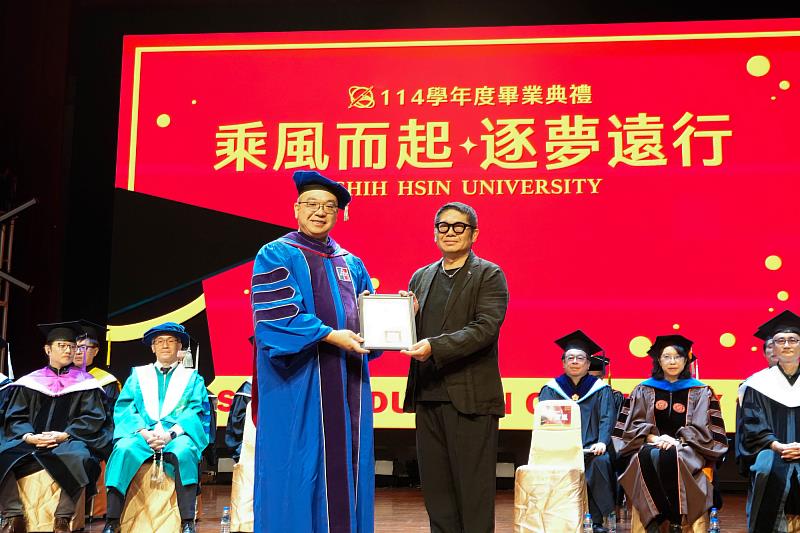 世新大學邀請口傳系校友、高雄流行音樂中心執行長丁度嵐（右）返校祝福學弟妹。（世新大學提供）
