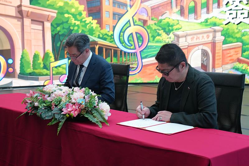 世新大學產學合作觸角延伸南部，與高雄流行音樂中心簽署合作備忘錄。（世新大學提供）