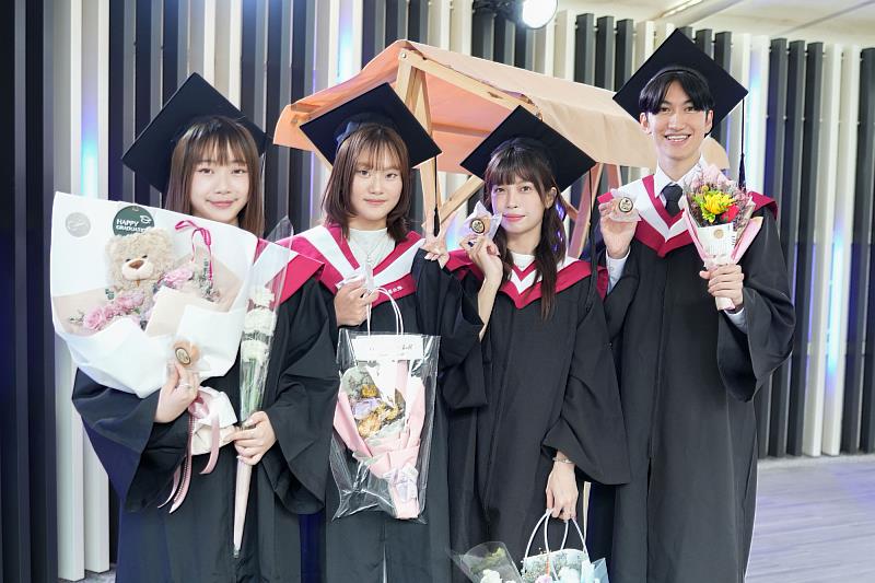 世新大學畢業典禮為各學系畢業生準備內藏師長祝福的幸運餅乾。（世新大學提供）