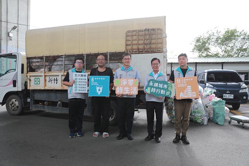 林副市長與江局長與個體戶合影。