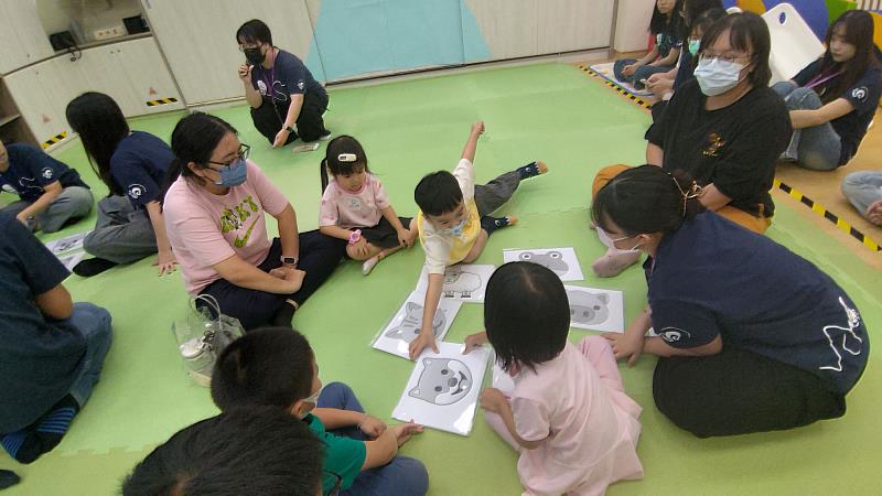 亞大聽語系學生透過動物圖卡互動遊戲，引導幼兒練習聆聽辨識與專注力，寓教於樂。