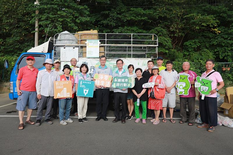 林副市長與江局長與個體戶及環保志工合影。